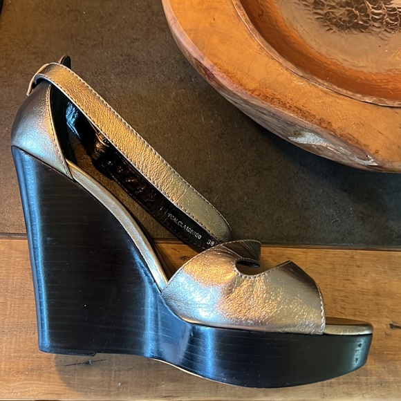 Burberry London wedge platforms, gold, Sz 38 - Picture 12 of 14